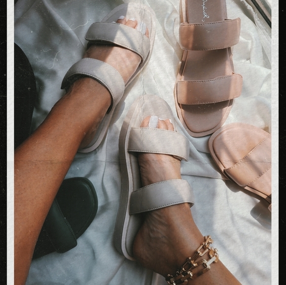 🚨FEW PAIRS LEFT// Ivory Puffer 2 band Sandal - Picture 3 of 4